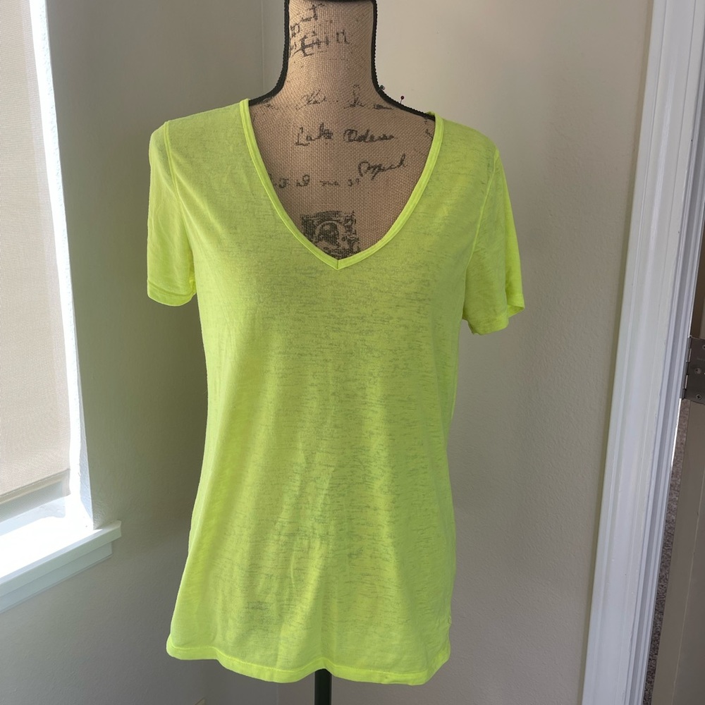 Under Armour Shirt Heat Gear. L (8-10).